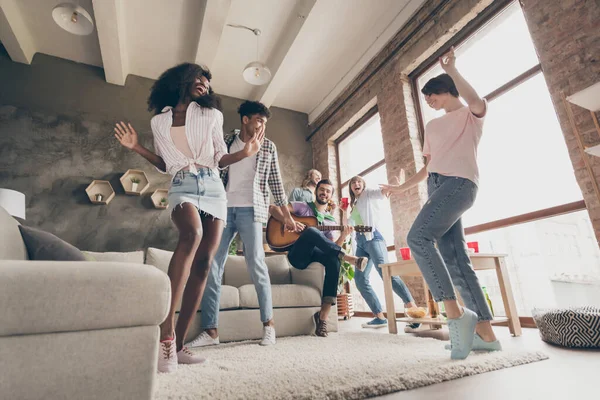 Full längd kroppsstorlek utsikt över attraktiva glada vänner dans ha kul koppla av musik i hus loft tegel stil interiör campus inomhus — Stockfoto