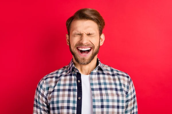 Foto de jovem animado bonito homem feliz sorriso positivo humor piada rir isolado sobre fundo de cor vermelha — Fotografia de Stock