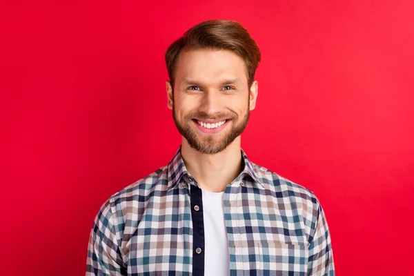 Fénykép a fiatal vidám jóképű férfi boldog pozitív fogú mosoly kerámia furnér klinika elszigetelt piros színű háttér — Stock Fotó