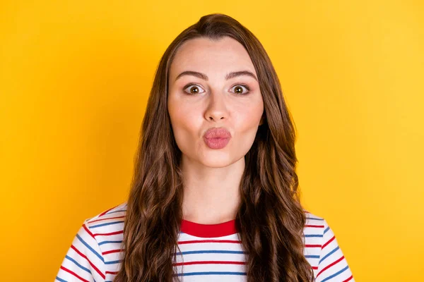 Foto de paquera adorável jovem senhora vestida t-shirt listrada enviando-lhe beijo isolado cor amarela fundo — Fotografia de Stock