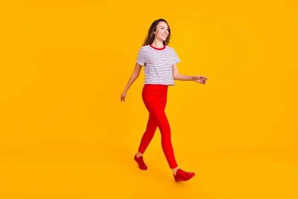 Full length profile side photo of young chappy woman happy θετικό χαμόγελο — Φωτογραφία Αρχείου