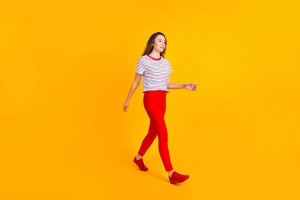 Pleine taille profil côté photo de jeune fille attrayante heureux confiant aller marcher réunion isolé sur fond de couleur jaune — Photo
