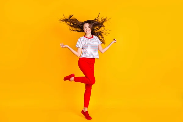 Lunghezza completa foto di giovane donna allegra felice sorriso positivo volare aria capelli isolati su sfondo di colore giallo — Foto Stock