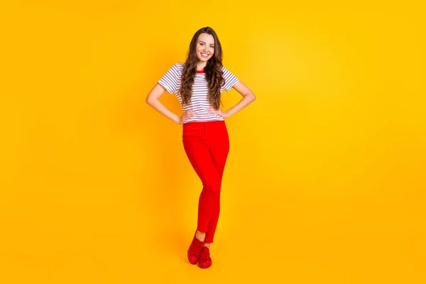 Foto de longitud completa de la joven chica atractiva pelo rizado sonrisa positiva feliz confiado aislado sobre fondo de color amarillo —  Fotos de Stock