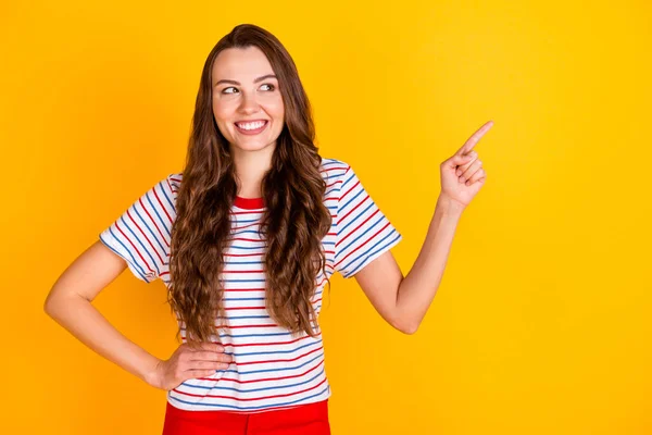 Портрет привлекательной веселой девушки, демонстрирующей указательный палец копия пустой скидки продажи места изолированы на ярко-желтый цвет фона — стоковое фото