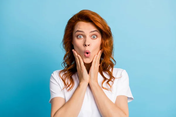 Foto retrato de chica conmocionada tocando mejillas con dos manos aisladas sobre fondo de color azul pastel — Foto de Stock