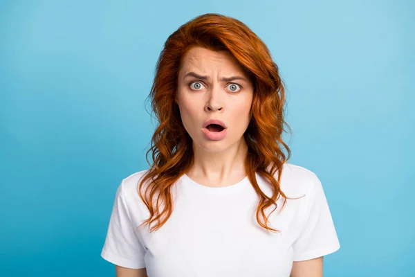 Retrato fotográfico de una mujer conmocionada aislada sobre fondo de color azul pastel — Foto de Stock