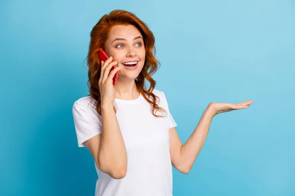 Foto portret van meisje praten op telefoon geïsoleerd op pastel blauw gekleurde achtergrond — Stockfoto