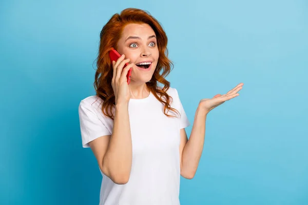 Foto portret van opgewonden verrast meisje praten op telefoon geïsoleerd op pastel blauw gekleurde achtergrond — Stockfoto