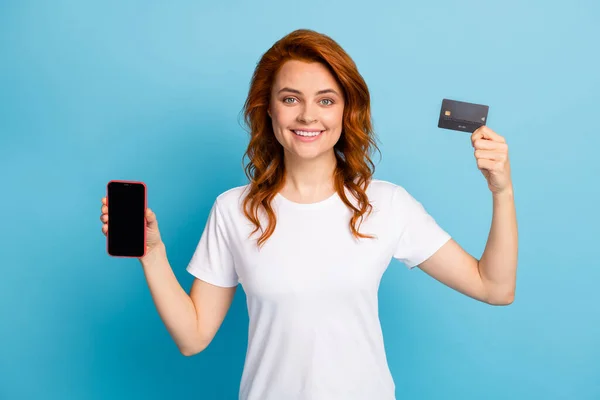 Φωτογραφία πορτρέτο της γυναίκας που κρατά το κινητό τηλέφωνο με κενό χώρο πιστωτική κάρτα σε χέρια που απομονώνονται σε παστέλ μπλε φόντο — Φωτογραφία Αρχείου