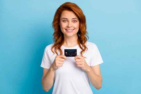 Foto retrato de una mujer sosteniendo tarjeta de crédito con dos manos aisladas sobre fondo de color azul pastel —  Fotos de Stock