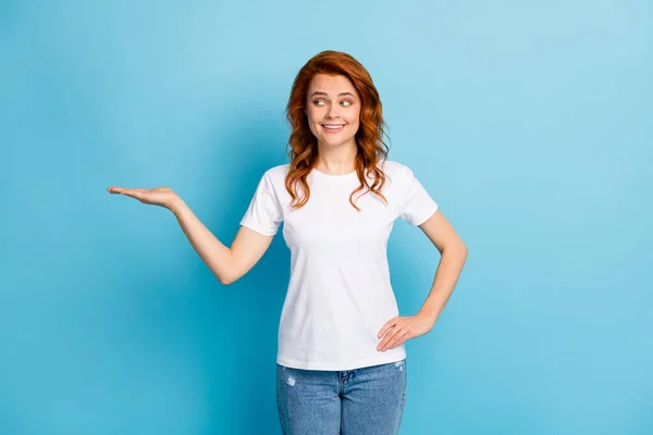 Foto retrato de mulher olhando segurando espaço em branco na mão isolado no fundo de cor azul pastel — Fotografia de Stock