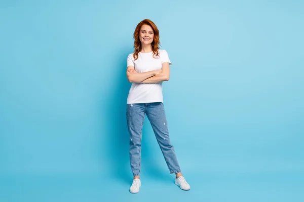 Retrato de foto de comprimento total de mulher confiante com braços dobrados isolados no fundo de cor azul pastel — Fotografia de Stock