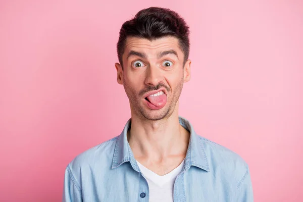 Foto retrato de tonto loco engañoso mostrando la lengua mueca aislado pastel rosa color fondo — Foto de Stock