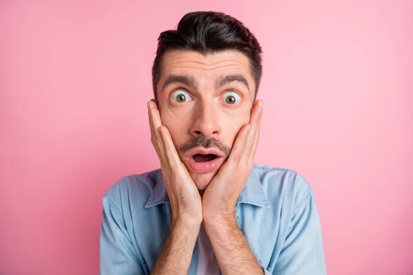 Close-up portret van bezorgde nerveuze gefrustreerde man ongelooflijk nieuws reactie geïsoleerd over roze pastel kleur achtergrond — Stockfoto