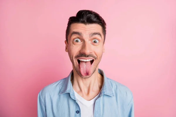 Nahaufnahme Porträt von netten fröhlichen verrückten humorvollen Kerl zeigt Zunge heraus isoliert über rosa Pastellfarbe Hintergrund — Stockfoto