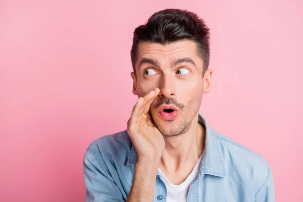 Foto retrato de jovem olhando copyspace dizendo rumor sussurrando silenciosamente isolado pastel cor-de-rosa fundo — Fotografia de Stock