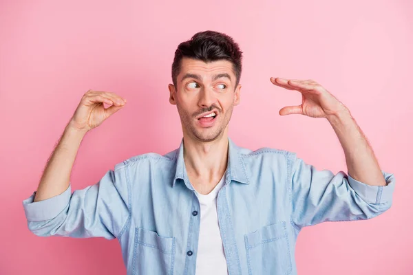 Porträt von netten funky crazy guy spielen mit den Händen wie Theater sprechende Figuren isoliert über rosa Pastellfarbe Hintergrund — Stockfoto