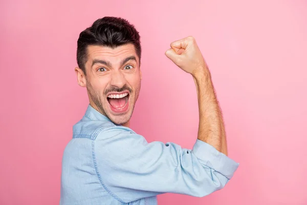 プロフィール側の写真の勝利幸せな陽気な男上げる拳強い悲鳴孤立した上のパステルピンク色の背景 — ストック写真