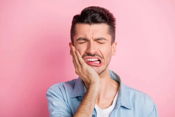 Foto portrét nešťastného šklebící se muž s bolestí zubů bojující pláč potřebují lékaře izolované pastel růžová barva pozadí — Stock fotografie