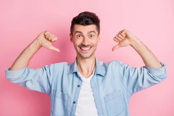 Foto di affascinante bello giovane uomo felice punta il dito stesso me isolato su sfondo rosa pastello — Foto Stock