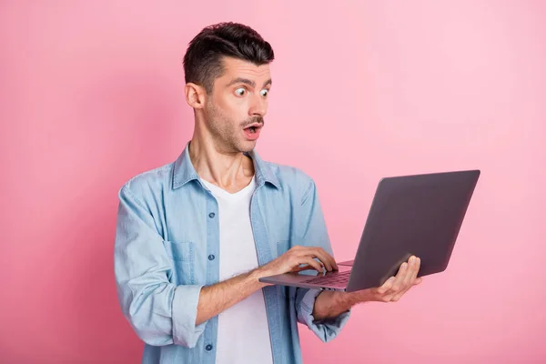 Photo portrait amazed shocked freelancer made mistake reading fake news on laptop opened mouth isolated pastel pink color background — Stock Photo, Image