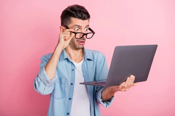 Foto portret nerd dragen bril gefrustreerd nerveus gemaakt fout grimacing laptop geïsoleerde pastel roze kleur achtergrond — Stockfoto