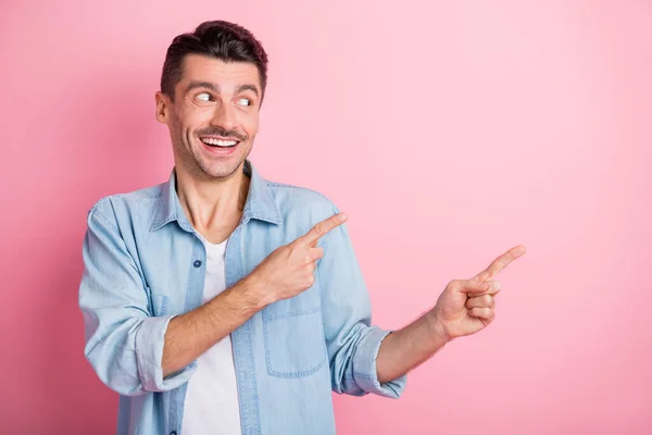 Porträt von netten fröhlichen Kerl demonstriert Kopie leeren Raum Platz ad Lösung isoliert über rosa Pastellfarbe Hintergrund — Stockfoto