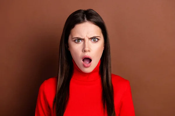 Retrato de pessoa chocada insatisfeito boca aberta olhar câmera não pode acreditar isolado no fundo de cor marrom — Fotografia de Stock