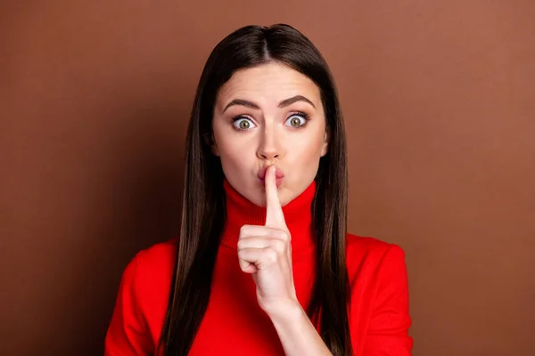 Foto de bonito peinado morena impresionada señora labios de dedo usan suéter rojo aislado sobre fondo de color marrón — Foto de Stock