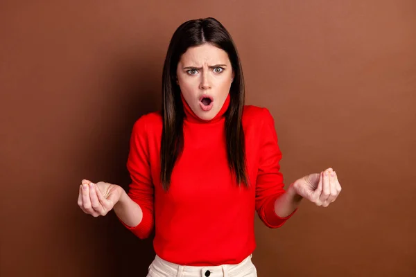 Foto de impressionado irritado jovem mulher vestida camisola vermelha pedir entender seu fundo de cor marrom isolado — Fotografia de Stock