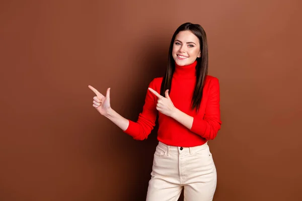 Foto av trevlig optimistisk brunett frisyr dam punkt tomt utrymme bära röd tröja isolerad på brun färg bakgrund — Stockfoto