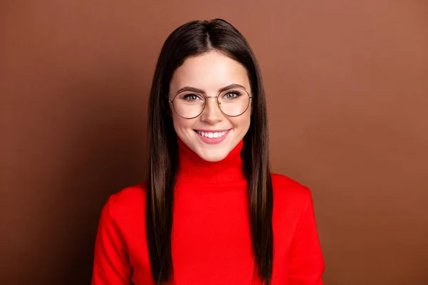 Foto av ganska glad flicka strålande leende utseende kamera bära glasögon isolerade på brun färg bakgrund — Stockfoto