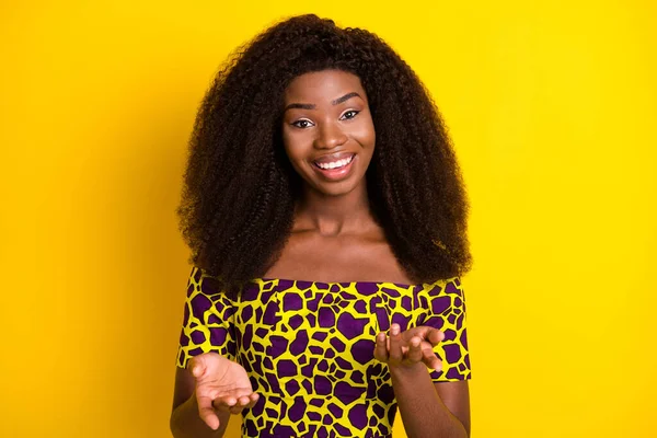 Portrait d'attrayant gai ondulé fille aux cheveux vous disant partage de nouvelles isolé sur fond de couleur jaune vif — Photo