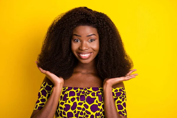 Retrato de chica alegre atractiva atractiva de aspecto agradable posando pelo conmovedor aislado sobre fondo de color amarillo brillante — Foto de Stock