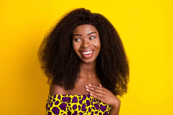 Retrato de chica atractiva alegre impresionada riendo divirtiéndose aislado sobre fondo de color amarillo brillante — Foto de Stock