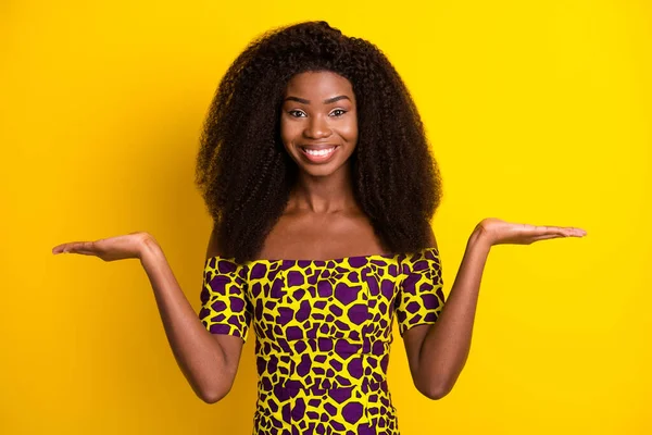 Portrét atraktivní veselá dívka drží na dlaních kopírovat prostor reklama klady nevýhody izolované přes jasně žluté barvy pozadí — Stock fotografie