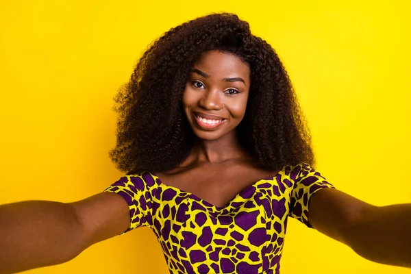 Αυτοπροσωπογραφία του αρκετά χαρούμενα κυματιστά μαλλιά κορίτσι θέτουν καλή διάθεση απομονώνονται σε ζωντανή φόντο κίτρινο χρώμα — Φωτογραφία Αρχείου
