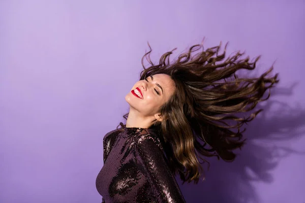 Porträtt av attraktiva chic glada drömmande flicka vind blåser hår isolerad över ljusa violett färg bakgrund — Stockfoto