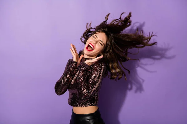 Porträt von attraktiven verträumt fröhlichen Mädchen tanzen Spaß Wind weht Haare isoliert über helle violette Farbe Hintergrund — Stockfoto