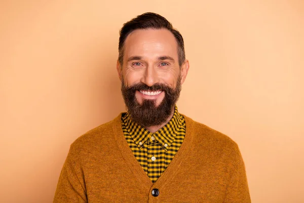 Foto de aspecto positivo hombre maduro en la cámara con sonrisa dentada aislado sobre fondo de color beige —  Fotos de Stock