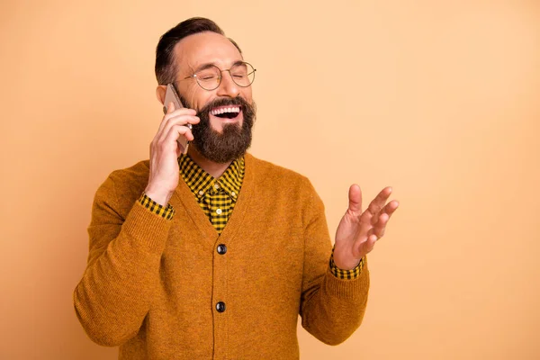 Foto av positiva glada mogna mannen ringa smartphone säga skämt skratta bära tröja isolerad över pastell färg bakgrund — Stockfoto