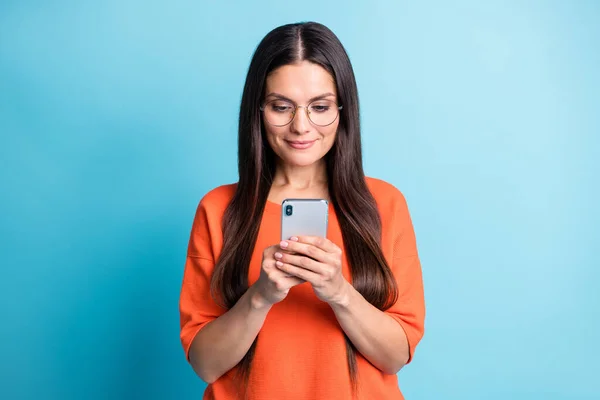 Foto de anteojos de persona encantadora mirar pantalla blog comentario aislado sobre fondo de color azul pastel — Foto de Stock