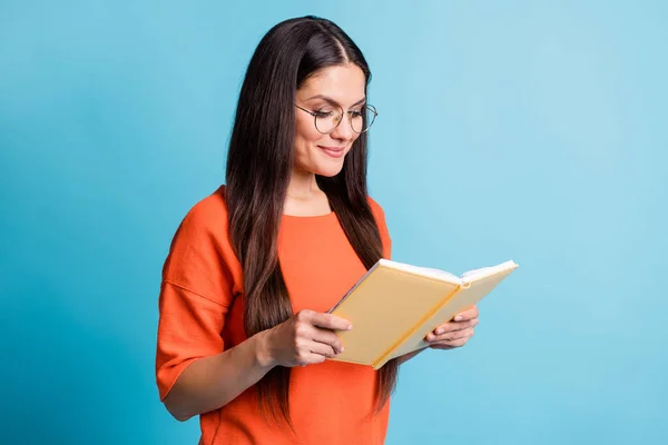 Foto de perfil de personas adorables gafas de mano sostener libro lectura sonrisa aislada sobre fondo de color azul — Foto de Stock