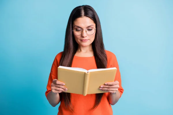 Foto di persone fiduciose mani che tengono libro lettura occhiali isolati su sfondo di colore blu pastello — Foto Stock