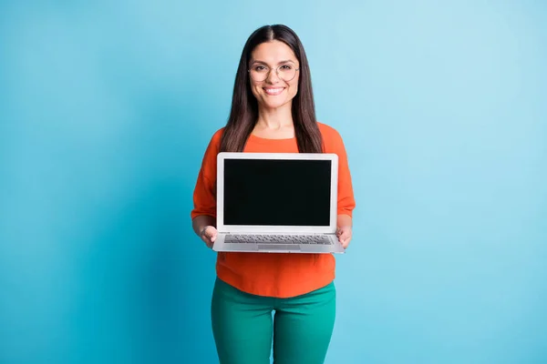Retrato de pessoa amigável sorriso mãos segurando laptop mostrando exibição isolada no fundo de cor azul — Fotografia de Stock