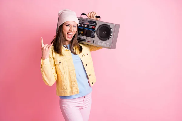 Foto de jovem louca mulher atraente menina fêmea mostrando rock n roll sinal segurar boombox em ombros isolados no fundo cor-de-rosa — Fotografia de Stock