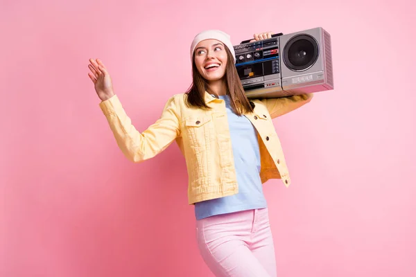 Foto von jungen glücklich lächelnden Mädchen Frau weiblich heben Hand halten Boombox auf Schulter aussehen Kopierraum isoliert auf rosa Hintergrund — Stockfoto