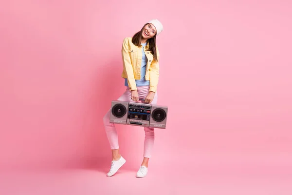 Full size foto van funky mooi meisje houden boombox dragen cap jas broek sneakers geïsoleerd op pastel roze kleur achtergrond — Stockfoto