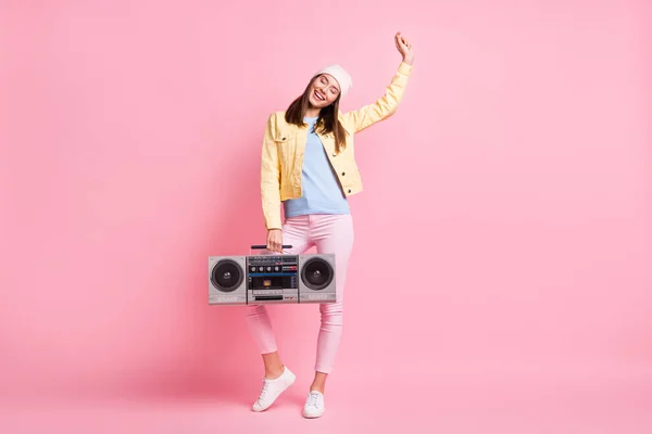Full size φωτογραφία του funky γλυκό κορίτσι χορού κρατήσει boombox φορούν καπέλο παντελόνι σακάκι sneakers απομονώνονται σε παστέλ ροζ χρώμα φόντο — Φωτογραφία Αρχείου